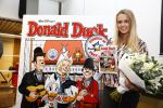 Volendam 22 januari 2014
Monique Smit ontvangt speciale Donald Duck op haar basisschool van vroeger.