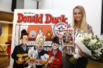 Volendam 22 januari 2014
Monique Smit ontvangt speciale Donald Duck op haar basisschool van vroeger.
