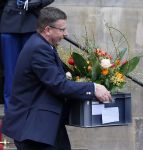 Amsterdam 15 januari 2014
Nieuwjaarsreceptie Koning Willem Alexander en Koningin Maxima in het paleis op de dam. Prinses Beatrix neemt bloemen mee naar kjasteel Drakesteyn