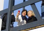 Amsterdam 12 januari 2014
Schaatsbaan op het museumplein. Max Bo en Anouk Smulders. 
Selfie foto