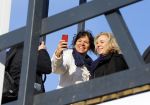 Amsterdam 12 januari 2014
Schaatsbaan op het museumplein. Max Bo en Anouk Smulders. 
Selfie foto