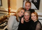 Amsterdam 26 januari 2015
CD presentatie Angela Groothuizen in people's place.
Angela treedt op met dochter Nona en haar andere dochter Lola filmt het concert.
Man Rob Mooij is natuurlijk ook aanwezig.
