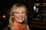Amsterdam 26 januari 2015
CD presentatie Angela Groothuizen in people's place.
Angela treedt op met dochter Nona en haar andere dochter Lola filmt het concert.
Man Rob Mooij is natuurlijk ook aanwezig.
Angela Kramers