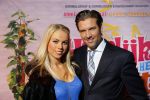 Breda 1 februari 2015
Premiere Heerlijk duurt het langst in het chasse theater.
Bas Muijs met vriendin
