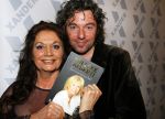 Amsterdam 28 januari 2015
Boekpresentatie Willeke Alberti in Carre.
Johnny de Mol reikt het eerste boek uit aan zijn moeder Willeke en Belinda Meuldijk die het boek geschreven heeft.
Ook zoon Kai  en zijn vrouw met zoon Finn zijn natuurlijk aanwezig.
Belinda Meuldijk met thierry Duval