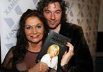 Amsterdam 28 januari 2015
Boekpresentatie Willeke Alberti in Carre.
Johnny de Mol reikt het eerste boek uit aan zijn moeder Willeke en Belinda Meuldijk die het boek geschreven heeft.
Ook zoon Kai  en zijn vrouw met zoon Finn zijn natuurlijk aanwezig.
Belinda Meuldijk met thierry Duval