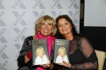 Amsterdam 28 januari 2015
Boekpresentatie Willeke Alberti in Carre.
Johnny de Mol reikt het eerste boek uit aan zijn moeder Willeke en Belinda Meuldijk die het boek geschreven heeft.
Ook zoon Kai  en zijn vrouw met zoon Finn zijn natuurlijk aanwezig