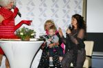 Amsterdam 28 januari 2015
Boekpresentatie Willeke Alberti in Carre.
Johnny de Mol reikt het eerste boek uit aan zijn moeder Willeke en Belinda Meuldijk die het boek geschreven heeft.
Ook zoon Kai  en zijn vrouw met zoon Finn zijn natuurlijk aanwezig
