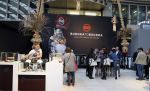Amsterdam 26 januari 2015
Winston Post draait als dj op de buddha to buddha stand op de modefabriek in de rai.
Goldbergh van Sandra Peet heeft een mooie stand.
Portare heeft twee neiwue merken. Pierre v Hooijdonk staat er met Metro Sneakers.
Mooie container als stand en Goosecraft heeft een hele mooie stand.