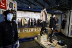 Amsterdam 26 januari 2015
Winston Post draait als dj op de buddha to buddha stand op de modefabriek in de rai.
Goldbergh van Sandra Peet heeft een mooie stand.
Portare heeft twee neiwue merken. Pierre v Hooijdonk staat er met Metro Sneakers.
Mooie container als stand en Goosecraft heeft een hele mooie stand.