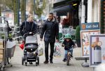 Amsterdam 27 januari 2015
Doutzen Kroes en Sunnery James met zoontje Phyllon James (Gorre)achter de kinderwagen in Amsterdam zuid.