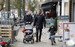 Amsterdam 27 januari 2015
Doutzen Kroes en Sunnery James met zoontje Phyllon James (Gorre)achter de kinderwagen in Amsterdam zuid.