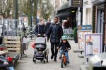 Amsterdam 27 januari 2015
Doutzen Kroes en Sunnery James met zoontje Phyllon James (Gorre)achter de kinderwagen in Amsterdam zuid.
