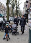 Amsterdam 27 januari 2015
Doutzen Kroes en Sunnery James met zoontje Phyllon James (Gorre)achter de kinderwagen in Amsterdam zuid.