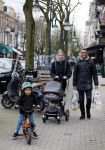 Amsterdam 27 januari 2015
Doutzen Kroes en Sunnery James met zoontje Phyllon James (Gorre)achter de kinderwagen in Amsterdam zuid.