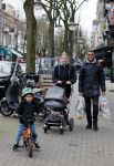 Amsterdam 27 januari 2015
Doutzen Kroes en Sunnery James met zoontje Phyllon James (Gorre)achter de kinderwagen in Amsterdam zuid.