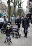 Amsterdam 27 januari 2015
Doutzen Kroes en Sunnery James met zoontje Phyllon James (Gorre)achter de kinderwagen in Amsterdam zuid.