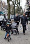Amsterdam 27 januari 2015
Doutzen Kroes en Sunnery James met zoontje Phyllon James (Gorre)achter de kinderwagen in Amsterdam zuid.