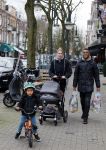 Amsterdam 27 januari 2015
Doutzen Kroes en Sunnery James met zoontje Phyllon James (Gorre)achter de kinderwagen in Amsterdam zuid.
