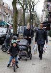 Amsterdam 27 januari 2015
Doutzen Kroes en Sunnery James met zoontje Phyllon James (Gorre)achter de kinderwagen in Amsterdam zuid.