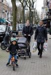 Amsterdam 27 januari 2015
Doutzen Kroes en Sunnery James met zoontje Phyllon James (Gorre)achter de kinderwagen in Amsterdam zuid.