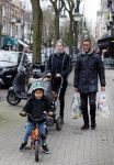Amsterdam 27 januari 2015
Doutzen Kroes en Sunnery James met zoontje Phyllon James (Gorre)achter de kinderwagen in Amsterdam zuid.