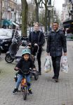 Amsterdam 27 januari 2015
Doutzen Kroes en Sunnery James met zoontje Phyllon James (Gorre)achter de kinderwagen in Amsterdam zuid.