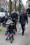 Amsterdam 27 januari 2015
Doutzen Kroes en Sunnery James met zoontje Phyllon James (Gorre)achter de kinderwagen in Amsterdam zuid.