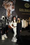 Amsterdam 26 januari 2015
Winston Post draait als dj op de buddha to buddha stand op de modefabriek in de rai.
Goldbergh van Sandra Peet heeft een mooie stand.
Portare heeft twee neiwue merken. Pierre v Hooijdonk staat er met Metro Sneakers.
Mooie container als stand en Goosecraft heeft een hele mooie stand.