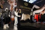 Amsterdam 26 januari 2015
Winston Post draait als dj op de buddha to buddha stand op de modefabriek in de rai.
Goldbergh van Sandra Peet heeft een mooie stand.
Portare heeft twee neiwue merken. Pierre v Hooijdonk staat er met Metro Sneakers.
Mooie container als stand en Goosecraft heeft een hele mooie stand.