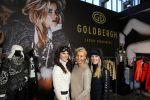 Amsterdam 26 januari 2015
Winston Post draait als dj op de buddha to buddha stand op de modefabriek in de rai.
Goldbergh van Sandra Peet heeft een mooie stand.
Portare heeft twee neiwue merken. Pierre v Hooijdonk staat er met Metro Sneakers.
Mooie container als stand en Goosecraft heeft een hele mooie stand.