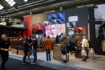Amsterdam 26 januari 2015
Winston Post draait als dj op de buddha to buddha stand op de modefabriek in de rai.
Goldbergh van Sandra Peet heeft een mooie stand.
Portare heeft twee neiwue merken. Pierre v Hooijdonk staat er met Metro Sneakers.
Mooie container als stand en Goosecraft heeft een hele mooie stand.
