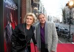 Amsterdam 8 februari 2015
Premiere Sonneveld in het nieuwe de la mar.
hans Klok met ex vriend op krukken