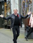 Amsterdam 27 januari 2015
Doutzen Kroes en Sunnery James met zoontje Phyllion achter de kinderwagen in Amsterdam zuid.Jan des Bouvrie loopt in Amsterdam zuid naar zijn porsche 911