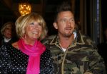 Amsterdam 28 januari 2015
Boekpresentatie Willeke Alberti in Carre.
Johnny de Mol reikt het eerste boek uit aan zijn moeder Willeke en Belinda Meuldijk die het boek geschreven heeft.
Ook zoon Kai  en zijn vrouw met zoon Finn zijn natuurlijk aanwezig