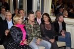 Amsterdam 28 januari 2015
Boekpresentatie Willeke Alberti in Carre.
Johnny de Mol reikt het eerste boek uit aan zijn moeder Willeke en Belinda Meuldijk die het boek geschreven heeft.
Ook zoon Kai  en zijn vrouw met zoon Finn zijn natuurlijk aanwezig