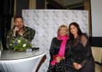 Amsterdam 28 januari 2015
Boekpresentatie Willeke Alberti in Carre.
Johnny de Mol reikt het eerste boek uit aan zijn moeder Willeke en Belinda Meuldijk die het boek geschreven heeft.
Ook zoon Kai  en zijn vrouw met zoon Finn zijn natuurlijk aanwezig
