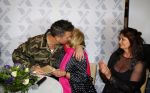 Amsterdam 28 januari 2015
Boekpresentatie Willeke Alberti in Carre.
Johnny de Mol reikt het eerste boek uit aan zijn moeder Willeke en Belinda Meuldijk die het boek geschreven heeft.
Ook zoon Kai  en zijn vrouw met zoon Finn zijn natuurlijk aanwezig