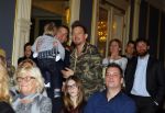 Amsterdam 28 januari 2015
Boekpresentatie Willeke Alberti in Carre.
Johnny de Mol reikt het eerste boek uit aan zijn moeder Willeke en Belinda Meuldijk die het boek geschreven heeft.
Ook zoon Kai  en zijn vrouw met zoon Finn zijn natuurlijk aanwezig