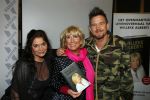 Amsterdam 28 januari 2015
Boekpresentatie Willeke Alberti in Carre.
Johnny de Mol reikt het eerste boek uit aan zijn moeder Willeke en Belinda Meuldijk die het boek geschreven heeft.
Ook zoon Kai  en zijn vrouw met zoon Finn zijn natuurlijk aanwezig