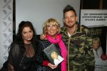 Amsterdam 28 januari 2015
Boekpresentatie Willeke Alberti in Carre.
Johnny de Mol reikt het eerste boek uit aan zijn moeder Willeke en Belinda Meuldijk die het boek geschreven heeft.
Ook zoon Kai  en zijn vrouw met zoon Finn zijn natuurlijk aanwezig