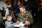 Amsterdam 28 januari 2015
Boekpresentatie Willeke Alberti in Carre.
Johnny de Mol reikt het eerste boek uit aan zijn moeder Willeke en Belinda Meuldijk die het boek geschreven heeft.
Ook zoon Kai  en zijn vrouw met zoon Finn zijn natuurlijk aanwezig