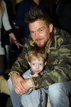 Amsterdam 28 januari 2015
Boekpresentatie Willeke Alberti in Carre.
Johnny de Mol reikt het eerste boek uit aan zijn moeder Willeke en Belinda Meuldijk die het boek geschreven heeft.
Ook zoon Kai  en zijn vrouw met zoon Finn zijn natuurlijk aanwezig