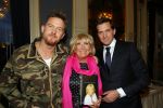 Amsterdam 28 januari 2015
Boekpresentatie Willeke Alberti in Carre.
Johnny de Mol reikt het eerste boek uit aan zijn moeder Willeke en Belinda Meuldijk die het boek geschreven heeft.
Ook zoon Kai  en zijn vrouw met zoon Finn zijn natuurlijk aanwezig