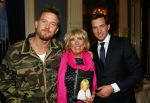 Amsterdam 28 januari 2015
Boekpresentatie Willeke Alberti in Carre.
Johnny de Mol reikt het eerste boek uit aan zijn moeder Willeke en Belinda Meuldijk die het boek geschreven heeft.
Ook zoon Kai  en zijn vrouw met zoon Finn zijn natuurlijk aanwezig