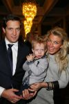 Amsterdam 28 januari 2015
Boekpresentatie Willeke Alberti in Carre.
Johnny de Mol reikt het eerste boek uit aan zijn moeder Willeke en Belinda Meuldijk die het boek geschreven heeft.
Ook zoon Kai  en zijn vrouw met zoon Finn zijn natuurlijk aanwezig