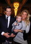 Amsterdam 28 januari 2015
Boekpresentatie Willeke Alberti in Carre.
Johnny de Mol reikt het eerste boek uit aan zijn moeder Willeke en Belinda Meuldijk die het boek geschreven heeft.
Ook zoon Kai  en zijn vrouw met zoon Finn zijn natuurlijk aanwezig