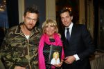 Amsterdam 28 januari 2015
Boekpresentatie Willeke Alberti in Carre.
Johnny de Mol reikt het eerste boek uit aan zijn moeder Willeke en Belinda Meuldijk die het boek geschreven heeft.
Ook zoon Kai  en zijn vrouw met zoon Finn zijn natuurlijk aanwezig