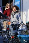 Uitdam/Amsterdam 17 januari 2015
Katja Schuurman rijdt met dochter Sammie van hun huis naar een landwinkel in Amsterdam waar ze samen boodschappen doen.