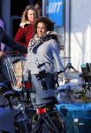 Uitdam/Amsterdam 17 januari 2015
Katja Schuurman rijdt met dochter Sammie van hun huis naar een landwinkel in Amsterdam waar ze samen boodschappen doen.